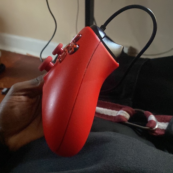 Red new generation Xbox controller - Picture 2 of 3